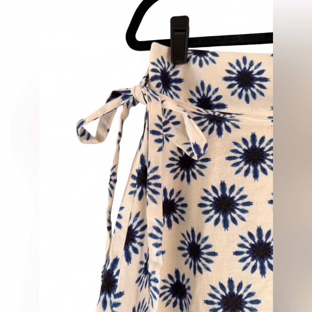 LOFT Blue and White Floral Midi A-Line Skirt- Size 10 - Picture 4 of 6